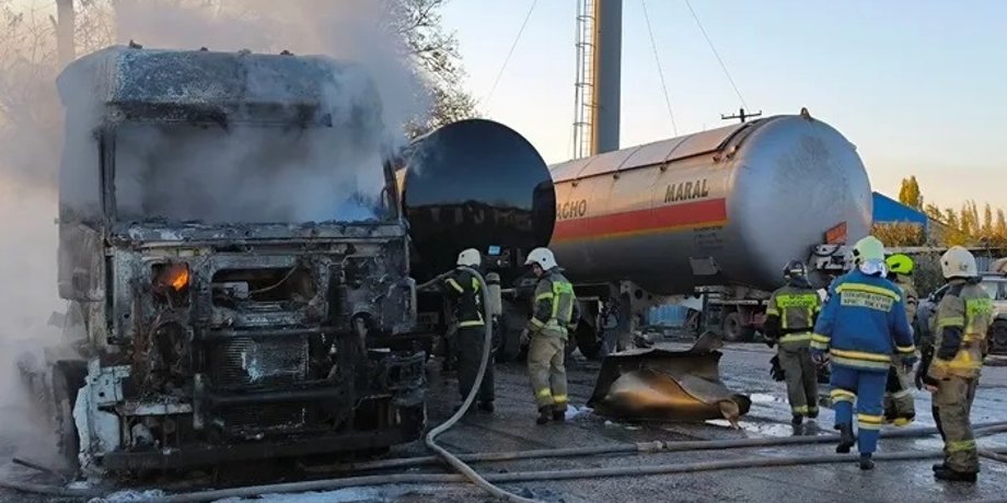 Крим: Бронетранспортери охороняють бензовози в умовах паливної кризи — відео 2 Крим: Бронетранспортери охороняють бензовози в умовах паливної кризи — відео 2