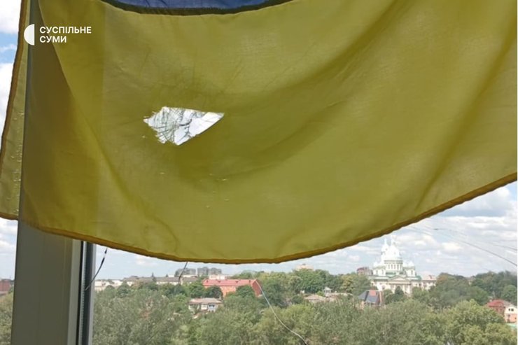 Уламок снаряду розірвав прапор біля вікна: наслідки обстрілу Сум 10