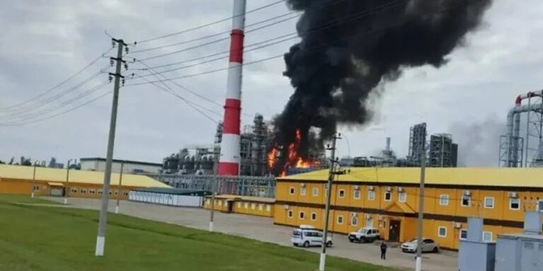 ЗСУ завдали нищівного удару по двох нафтопереробних заводах та комбінату в Росії 13