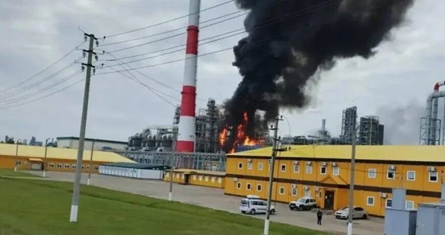 Головна 58 ЗСУ завдали нищівного удару по двох нафтопереробних заводах та комбінату в Росії