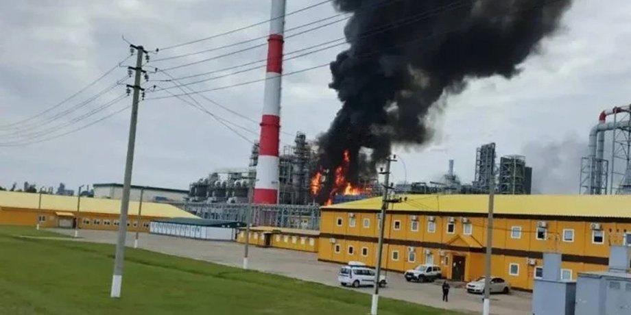 ЗСУ завдали нищівного удару по двох нафтопереробних заводах та комбінату в Росії 2 ЗСУ завдали нищівного удару по двох нафтопереробних заводах та комбінату в Росії 2