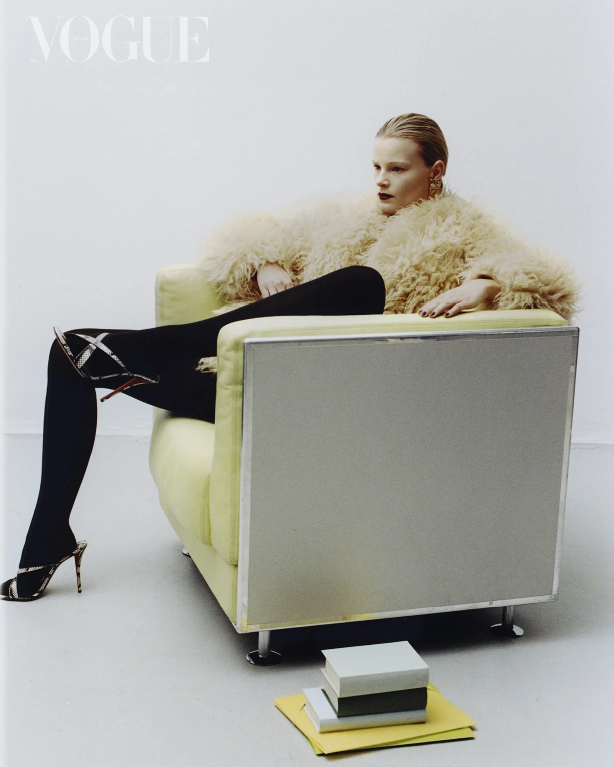 Шуба зі штучного хутра Isabel Marant, колготки Wolford, босоніжки Christian Louboutin, сережки Elie Saab0