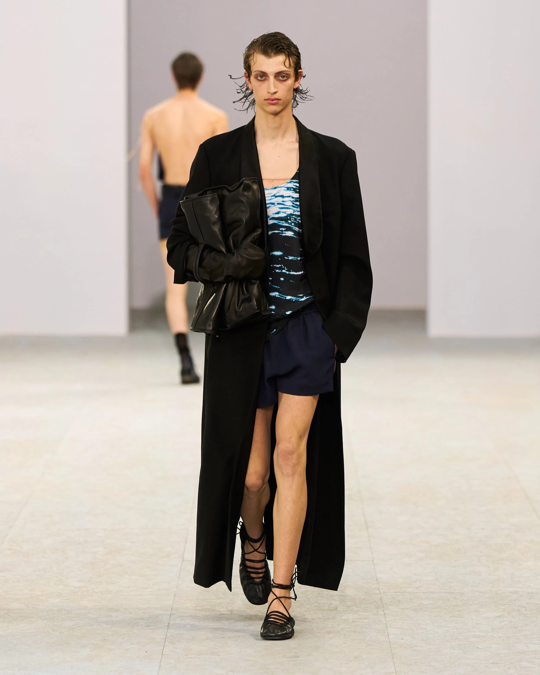 Dries Van Noten вражає: шовк, прозорість та балетки у чоловічій колекції літа 202716