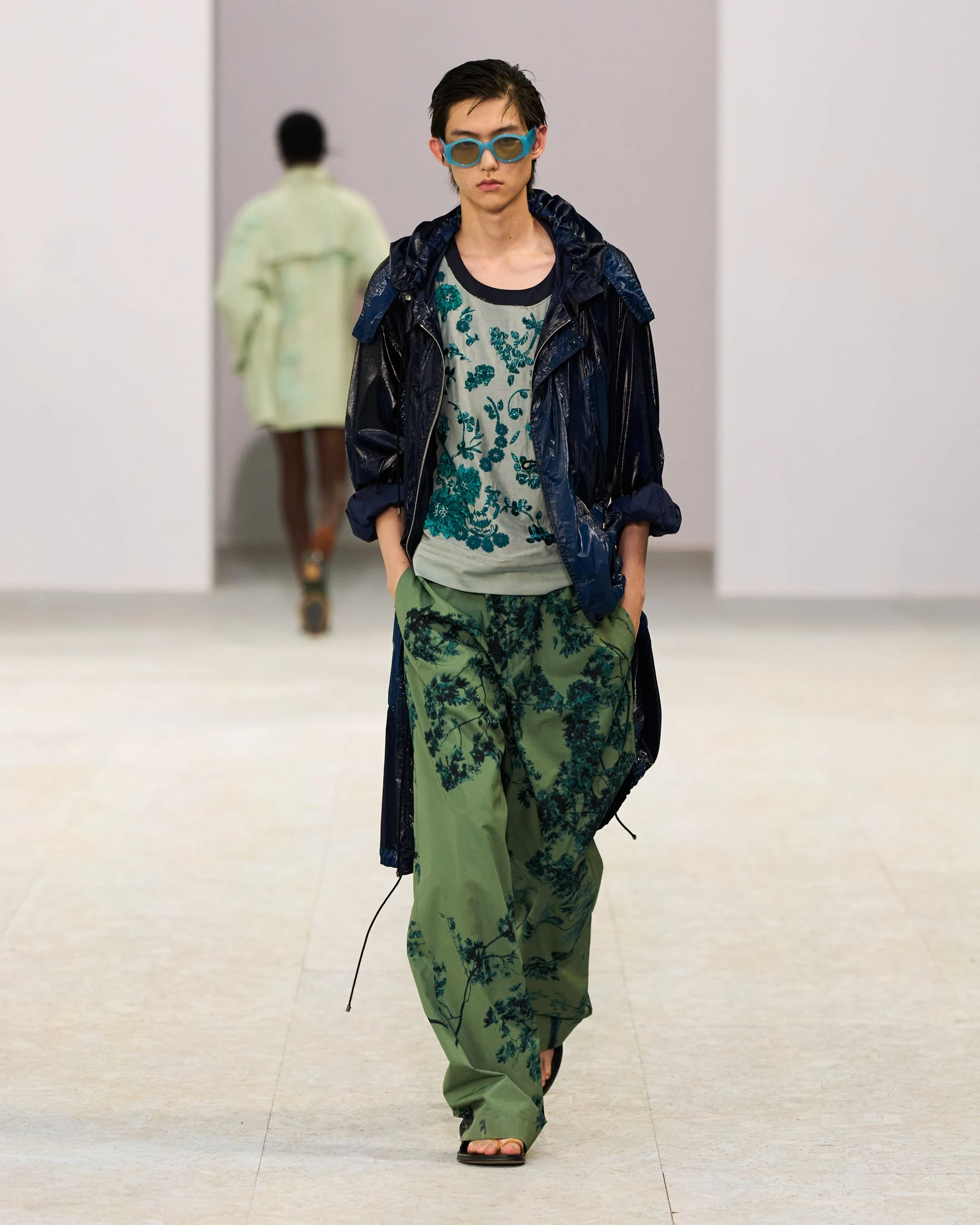 Dries Van Noten вражає: шовк, прозорість та балетки у чоловічій колекції літа 202713