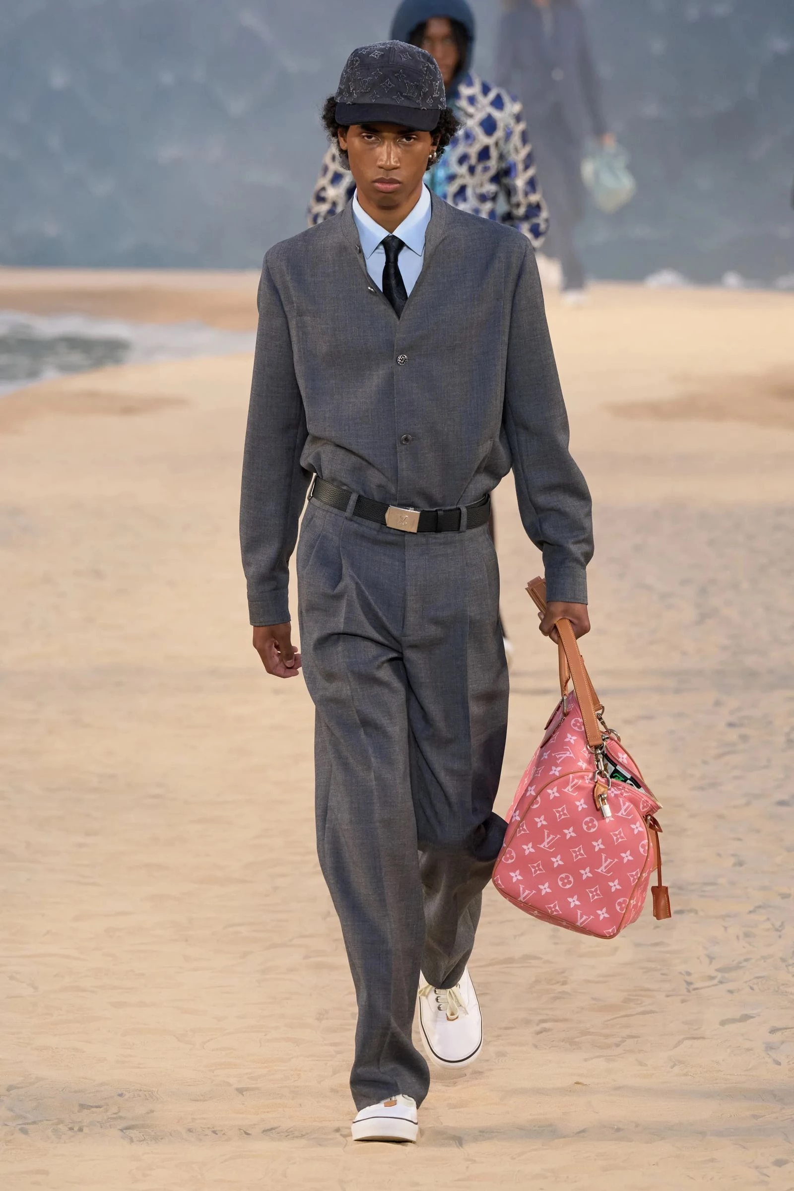 Louis Vuitton вражає: гігантська хвиля, серфери та кросівки, що підкорюють модний світ4