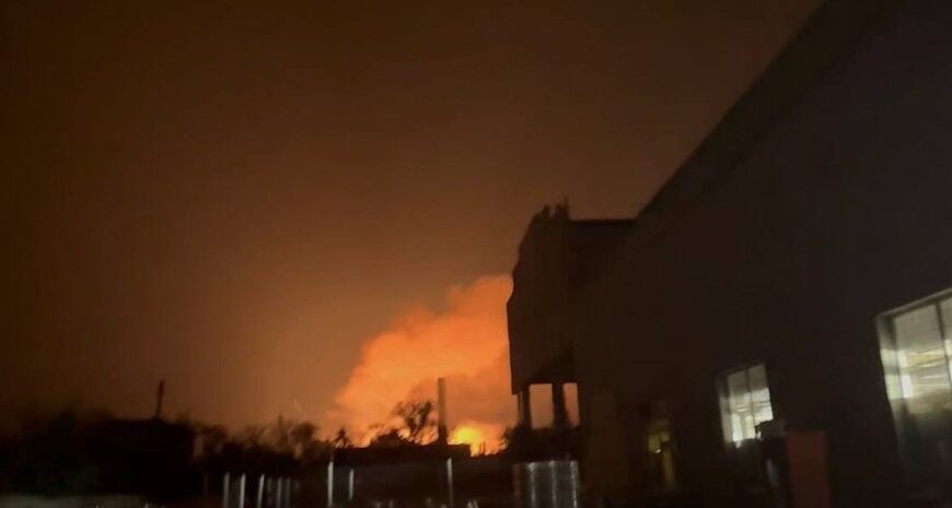 Дрони завдали ударів по Донеччині та Луганщині: нафтобазу в Луганську охопила пожежа