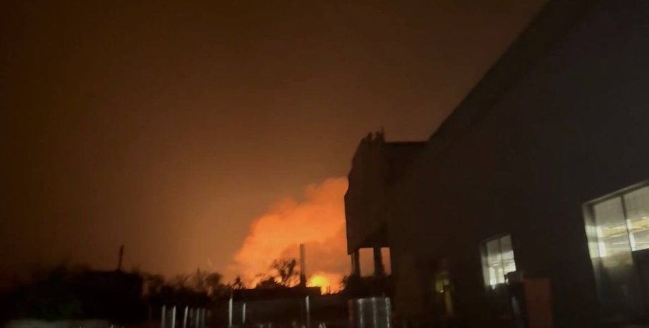 Дрони завдали ударів по Донеччині та Луганщині: нафтобазу в Луганську охопила пожежа