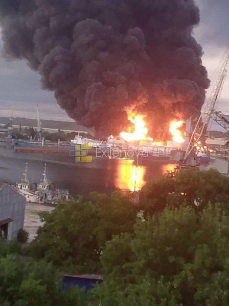 Керч під ударом: дрони спричинили масштабні пожежі в портах, зафіксовано руйнування об'єктів 8