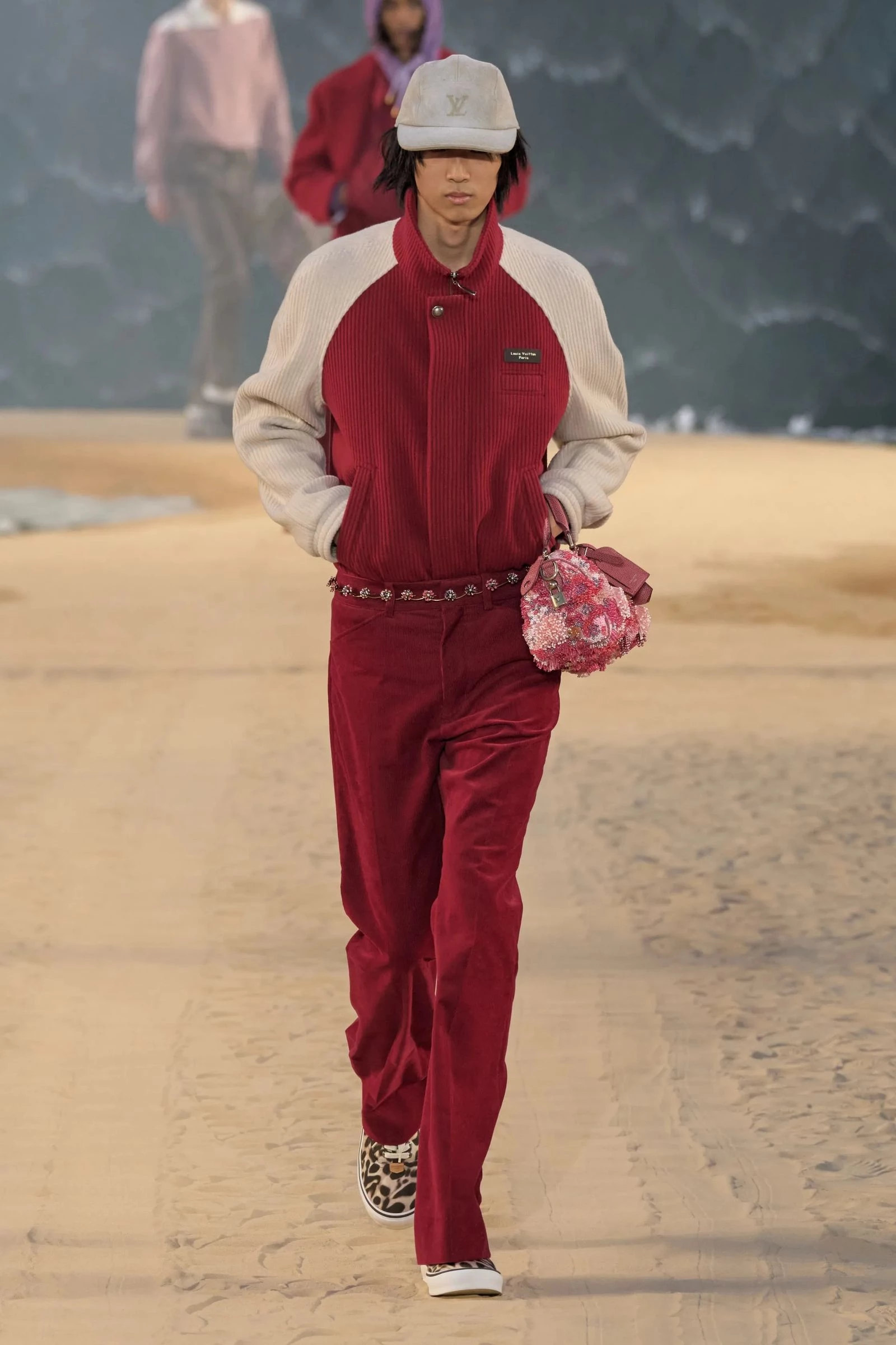 Louis Vuitton вражає: гігантська хвиля, серфери та кросівки, що підкорюють модний світ7