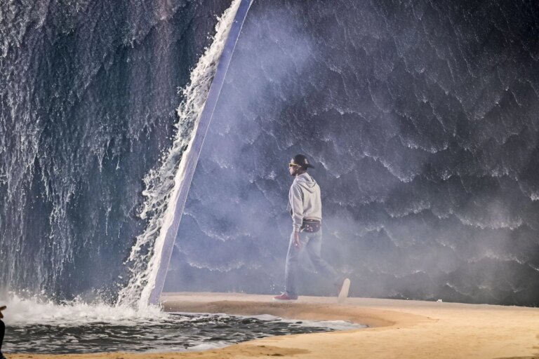 Louis Vuitton вражає: гігантська хвиля, серфери та кросівки, що підкорюють модний світ 7