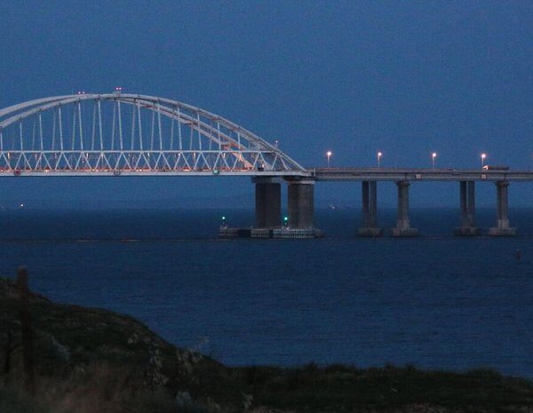 Вибухи в Керчі: Кримський міст зупинив рух через потужні вибухи