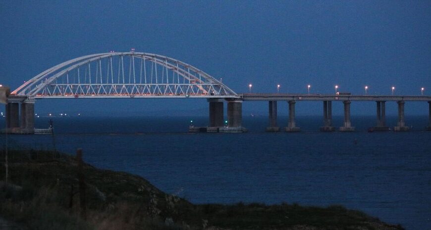 Вибухи в Керчі: Кримський міст зупинив рух через потужні вибухи