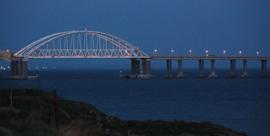 Вибухи в Керчі: Кримський міст зупинив рух через потужні вибухи 2