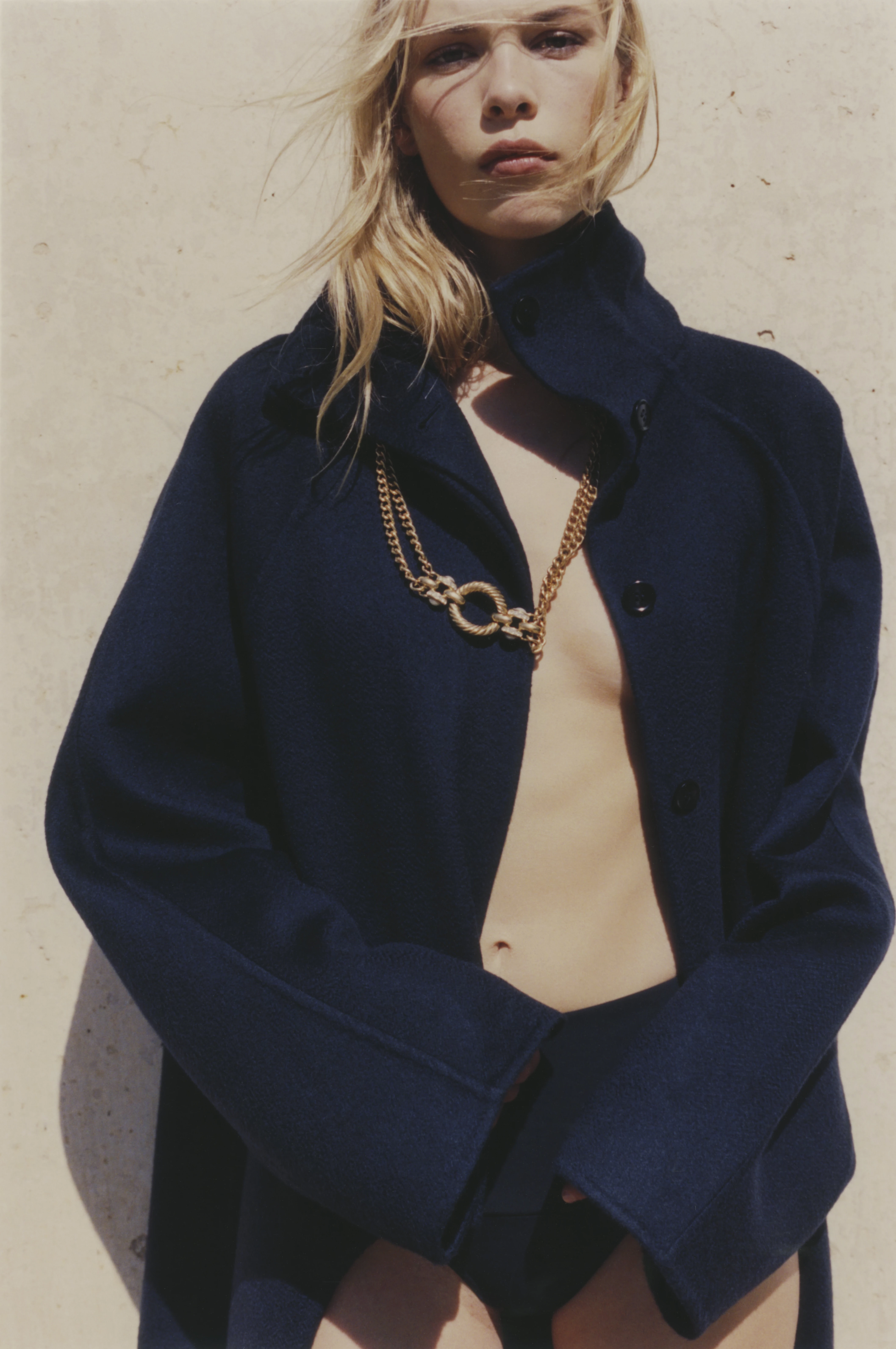 Кашемірове пальто, шорти з поліестеру, усе – Alaïa. Кольє, латунь, архів Givenchy (4element)6