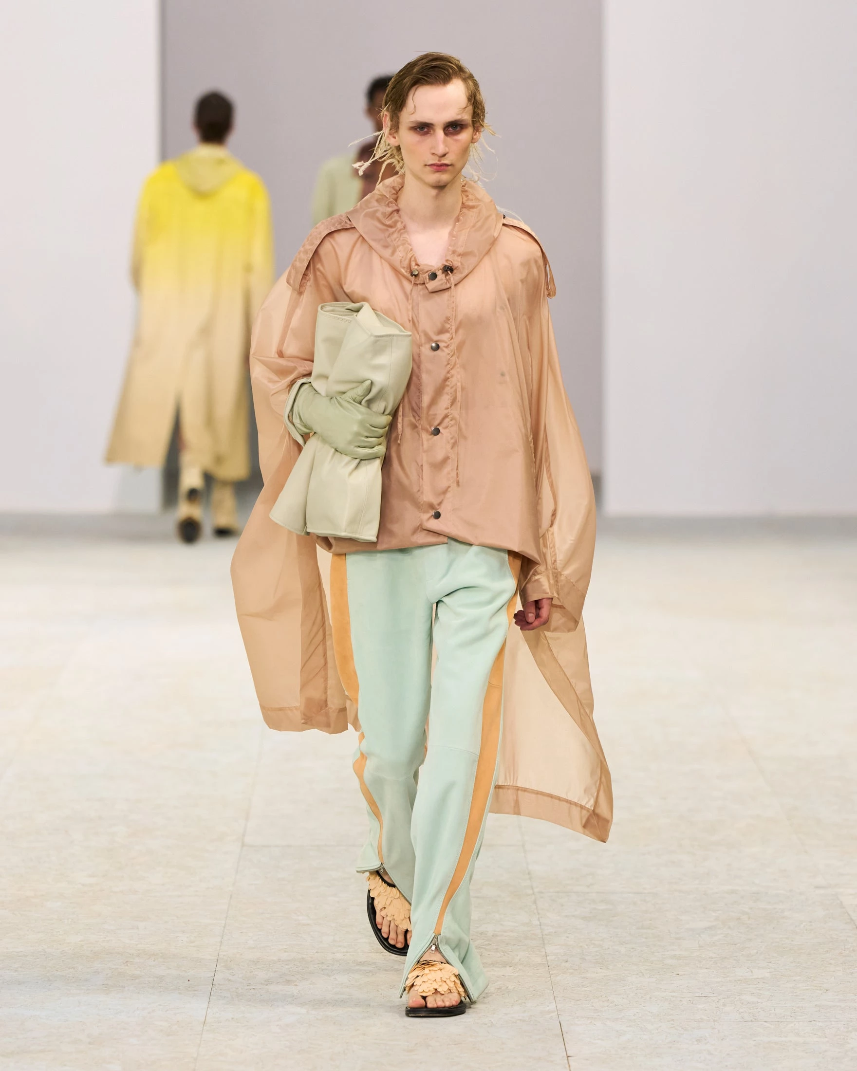 Dries Van Noten вражає: шовк, прозорість та балетки у чоловічій колекції літа 202710