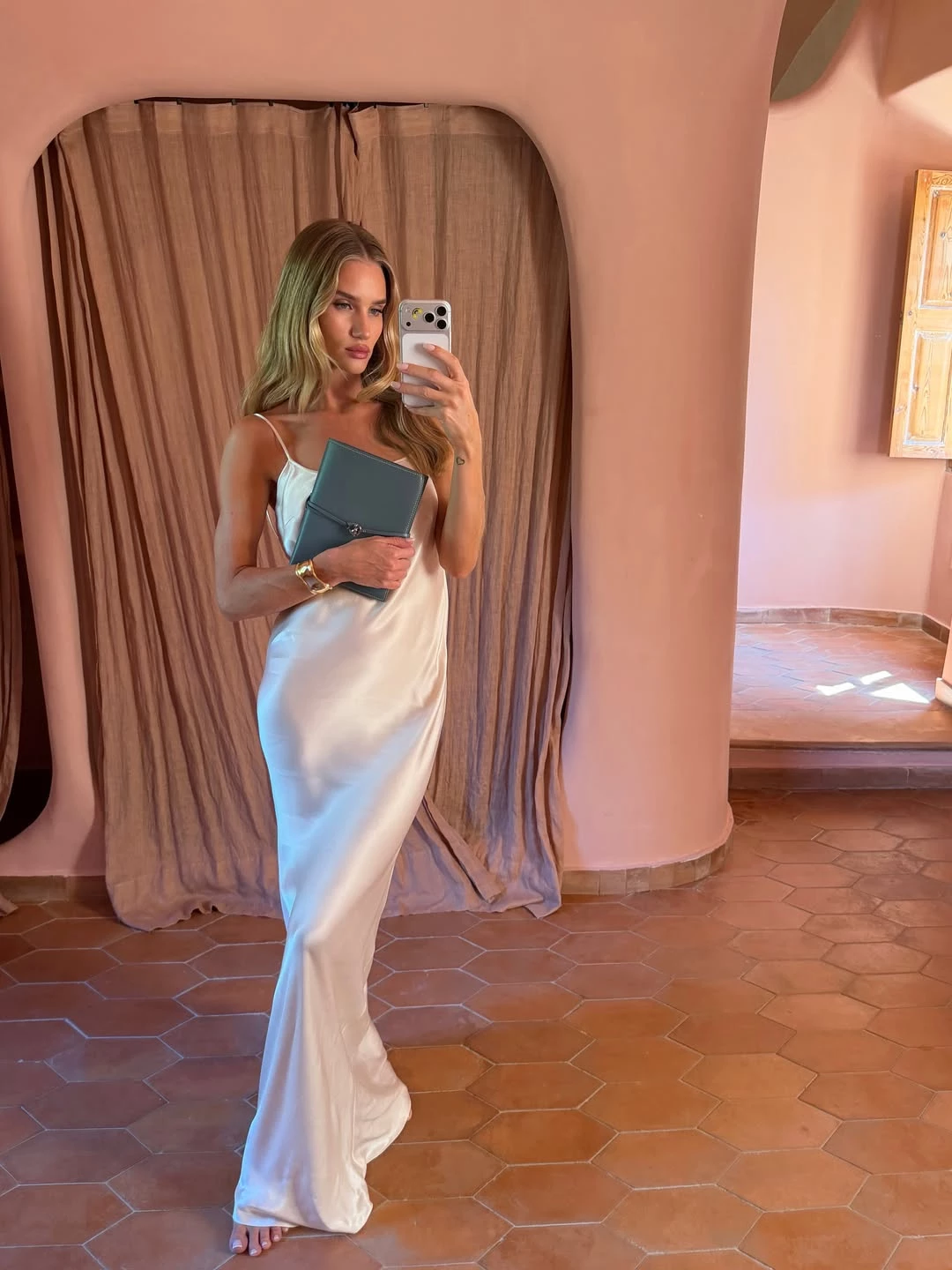 Instagram @rosiehw0