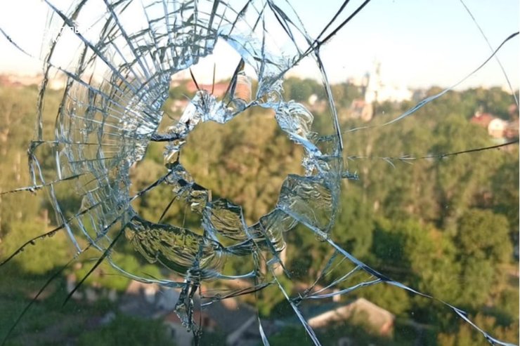 Уламок снаряду розірвав прапор біля вікна: наслідки обстрілу Сум 11