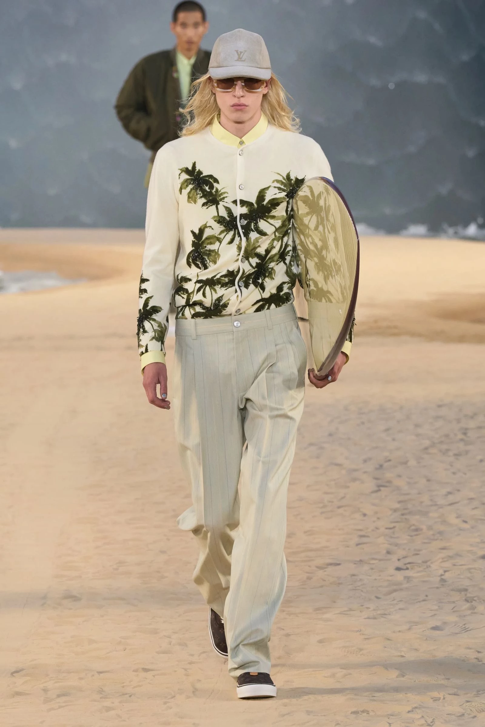 Louis Vuitton вражає: гігантська хвиля, серфери та кросівки, що підкорюють модний світ2