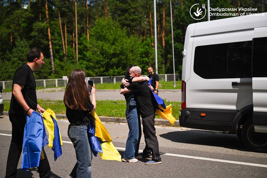 Україна визволила 7 цивільних українців з полону РФ: зворушливі кадри повернення 12 Україна визволила 7 цивільних українців з полону РФ: зворушливі кадри повернення 12