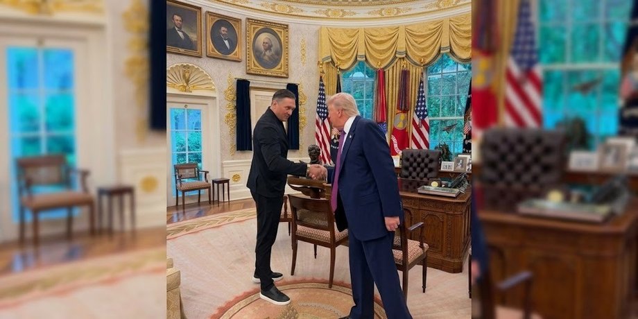 Усик привітався з Трампом у Білому домі: Зустріч президента та чемпіона 2 Усик привітався з Трампом у Білому домі: Зустріч президента та чемпіона 2