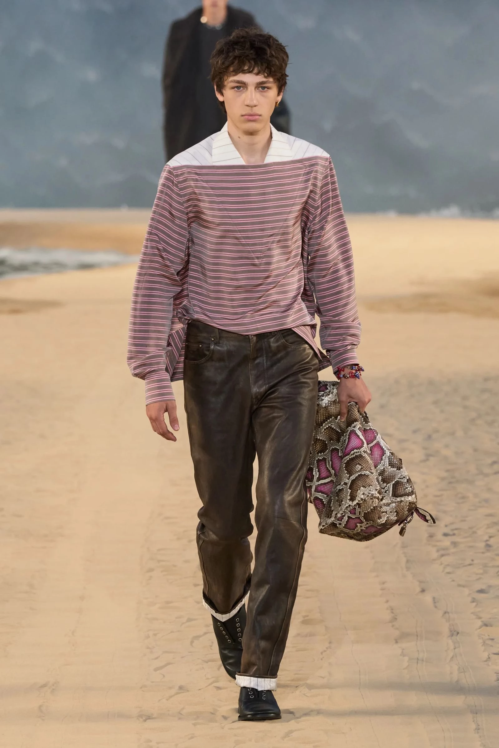 Louis Vuitton вражає: гігантська хвиля, серфери та кросівки, що підкорюють модний світ6