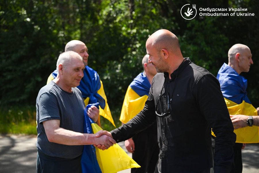 Україна визволила 7 цивільних українців з полону РФ: зворушливі кадри повернення 13 Україна визволила 7 цивільних українців з полону РФ: зворушливі кадри повернення 13