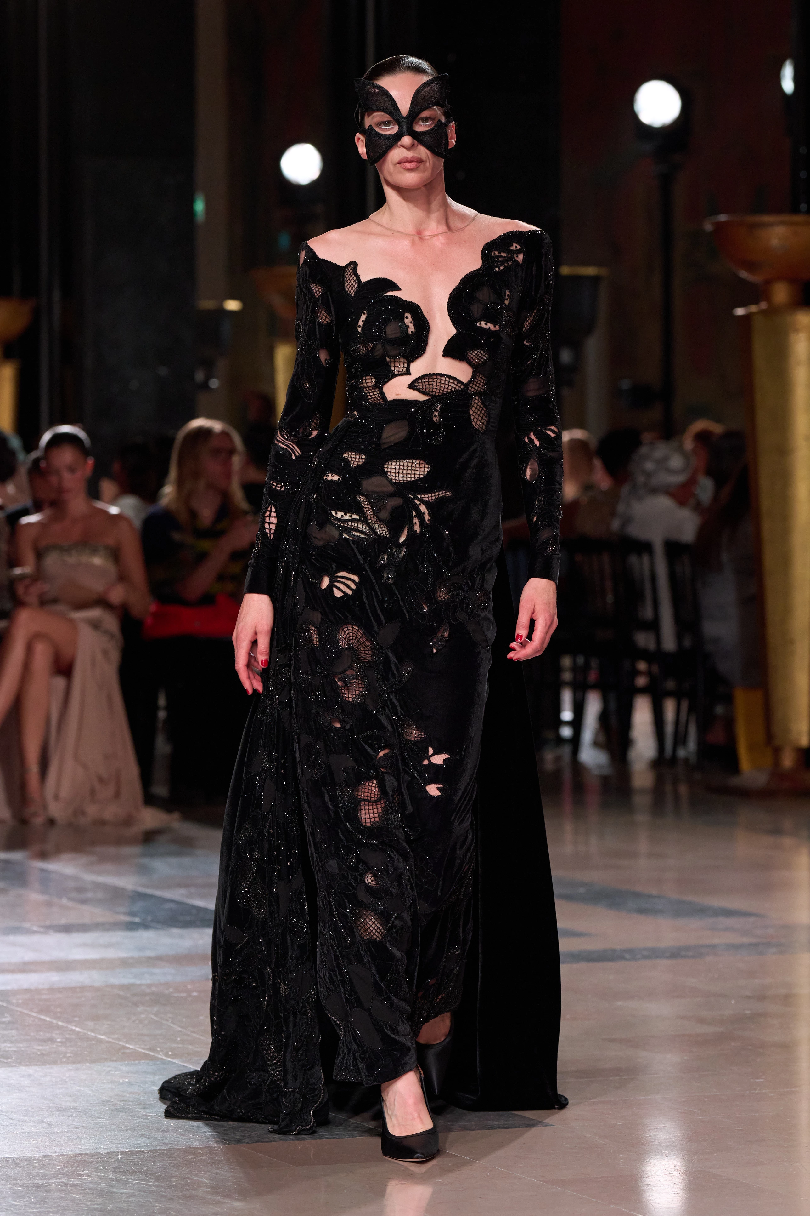 Elie Saab представляє кутюрну магію: колекція Осінь-Зима 2026/27 зачаровує 20 Elie Saab представляє кутюрну магію: колекція Осінь-Зима 2026/27 зачаровує9