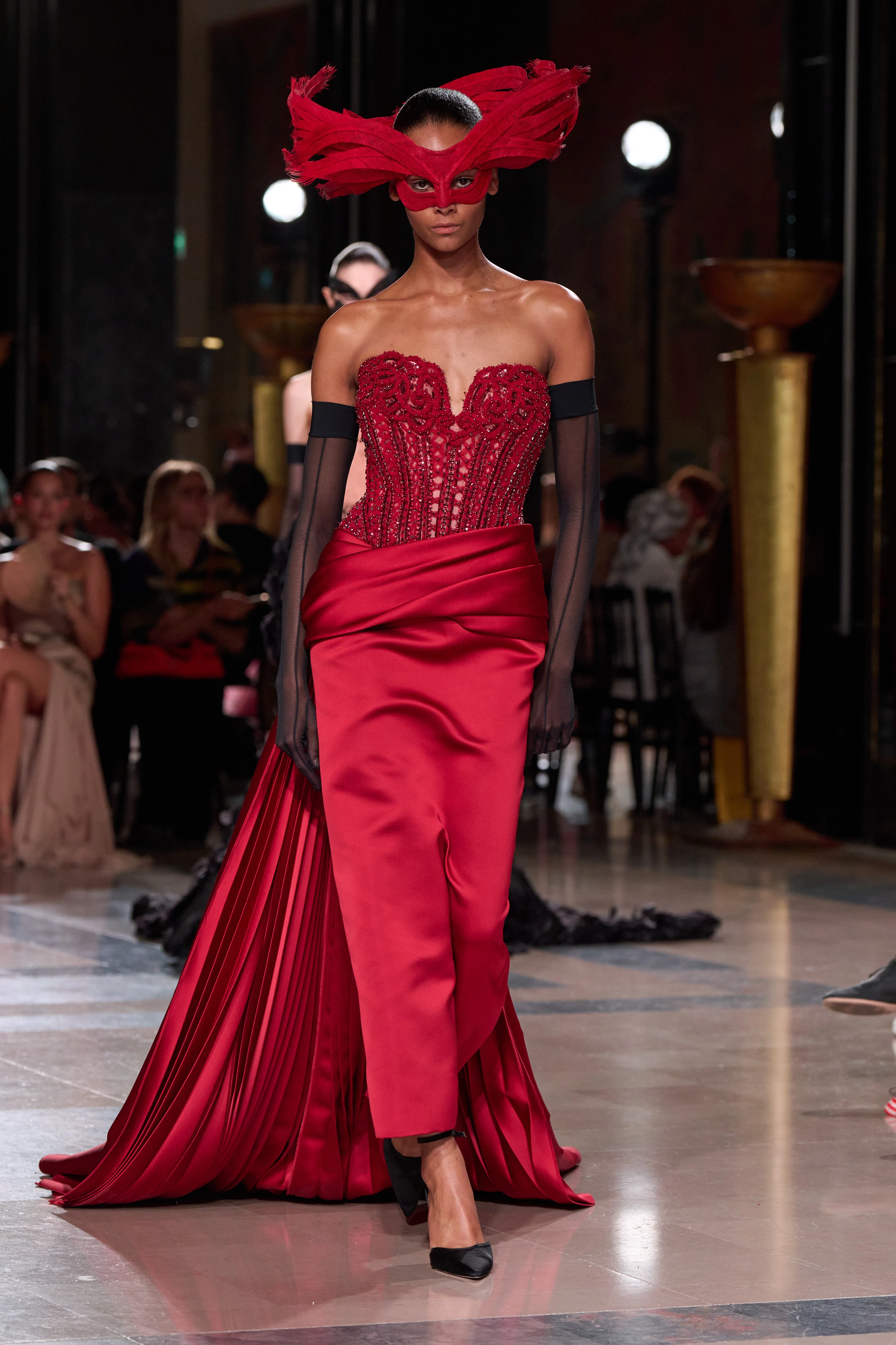 Elie Saab представляє кутюрну магію: колекція Осінь-Зима 2026/27 зачаровує 19 Elie Saab представляє кутюрну магію: колекція Осінь-Зима 2026/27 зачаровує8