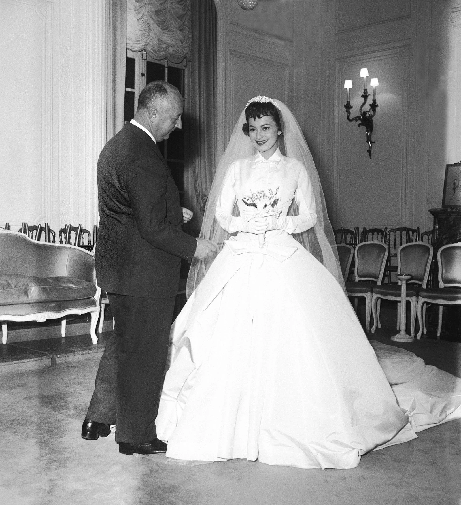 9 культових весільних суконь Dior, що вразили світ моди 12 9 культових весільних суконь Dior, що вразили світ моди2