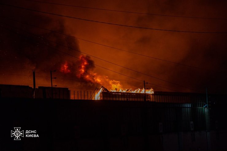 Київ палає: наслідки ворожої атаки у двох районах столиці — фоторепортаж 7 Київ палає: наслідки ворожої атаки у двох районах столиці — фоторепортаж 7