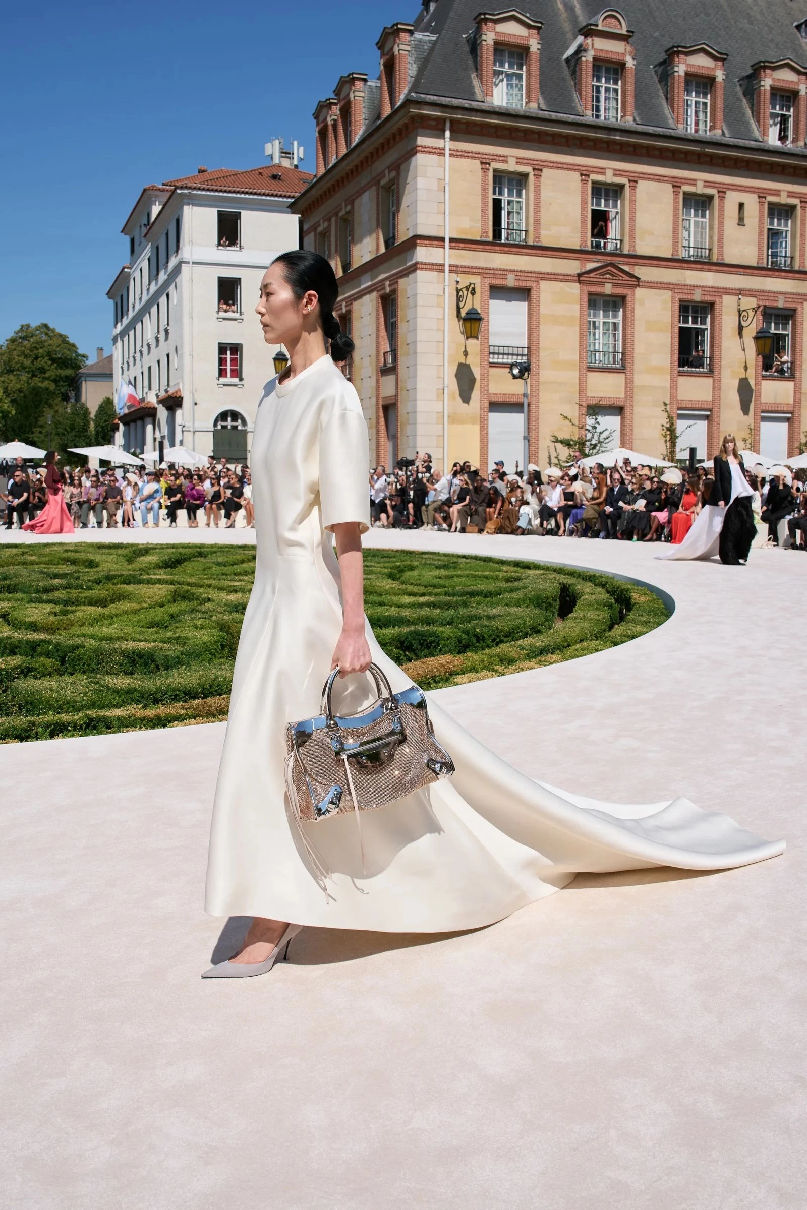 Balenciaga відродила культову сумку 2000-х: новий кутюрний образ 6 Balenciaga відродила культову сумку 2000-х: новий кутюрний образ1