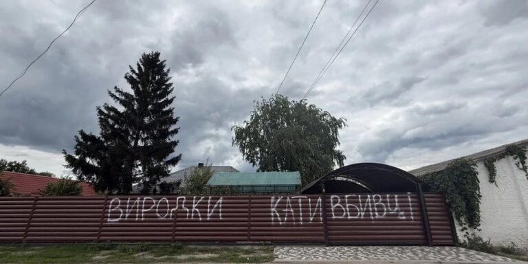 Скандал у 155-й: Будинок комбрига Лучанова покрили графіті. 20 Скандал у 155-й: Будинок комбрига Лучанова покрили графіті. 20