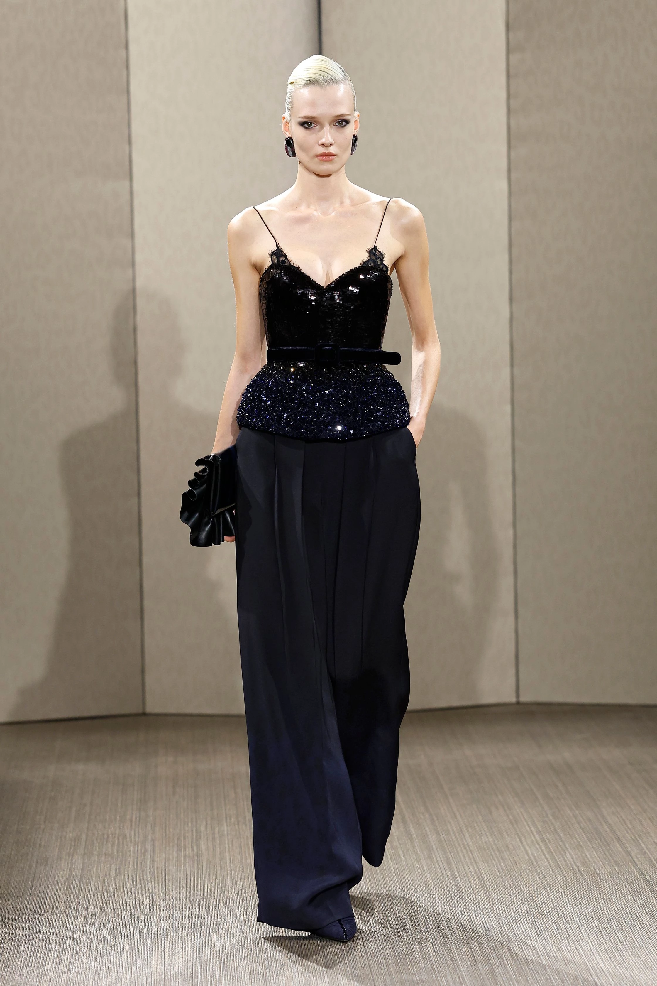 Armani Privé: втілення стриманої розкоші у новій колекції 17 Armani Privé: втілення стриманої розкоші у новій колекції5