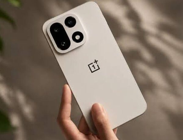 OnePlus 15 перевершив Samsung Galaxy S26: за що отримав схвальні відгуки від експертів