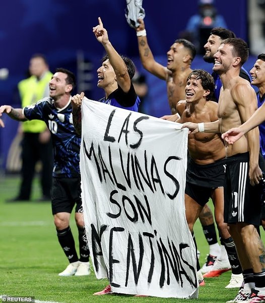 Аргентинських футболістів шокували вимогою: заборонити вихід у фінал ЧС-2026 через банер проти Англії 4 Аргентинських футболістів шокували вимогою: заборонити вихід у фінал ЧС-2026 через банер проти Англії 4