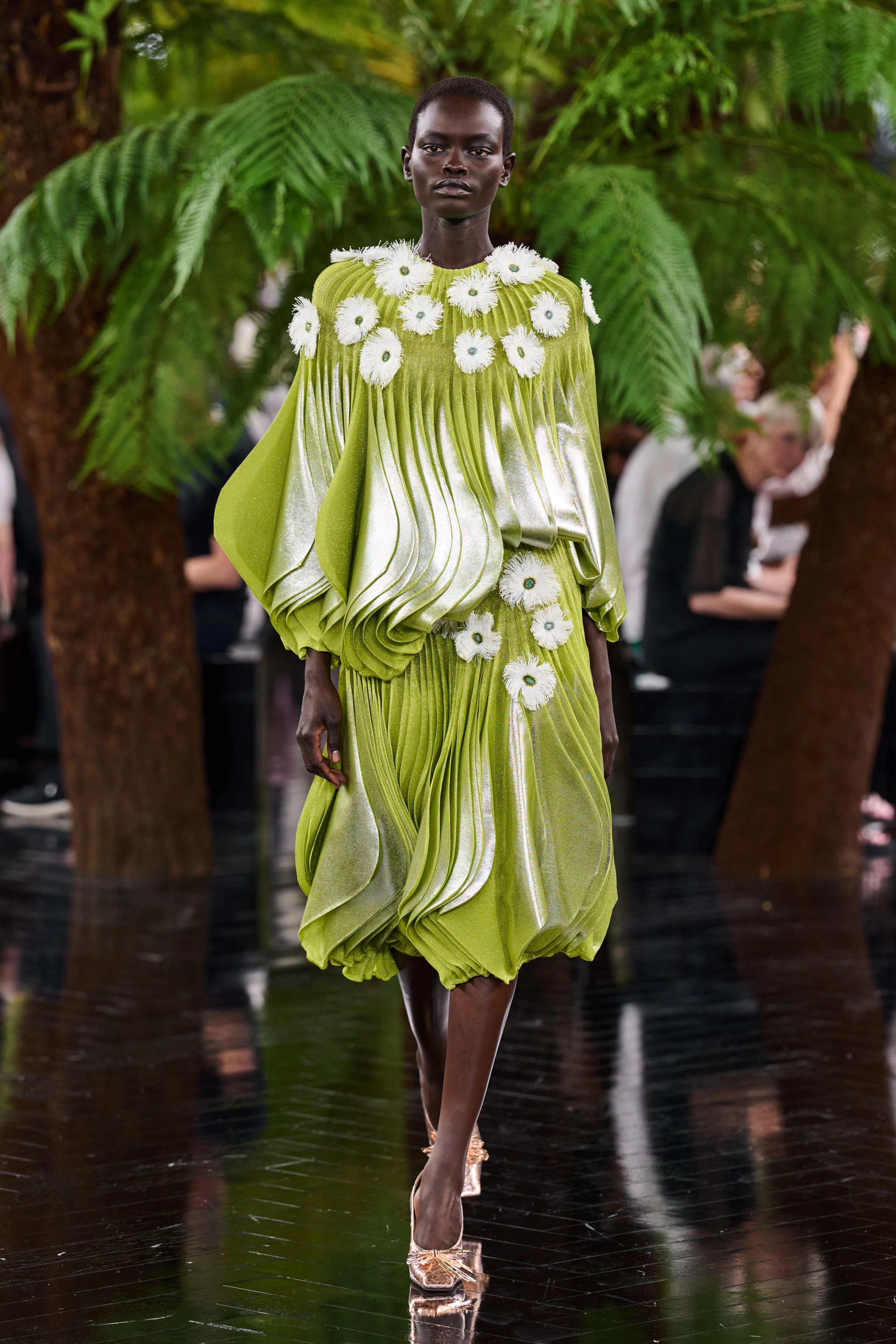 Dior Couture Осінь-Зима 2026/2027: Одяг, що оживляє природу 17 Dior Couture Осінь-Зима 2026/2027: Одяг, що оживляє природу2
