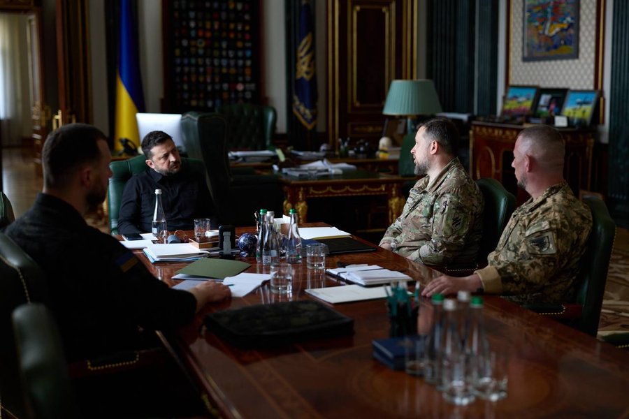 Зміна лідерства: Зеленський проводить стратегічні консультації з військовим командуванням 12 Зміна лідерства: Зеленський проводить стратегічні консультації з військовим командуванням 12