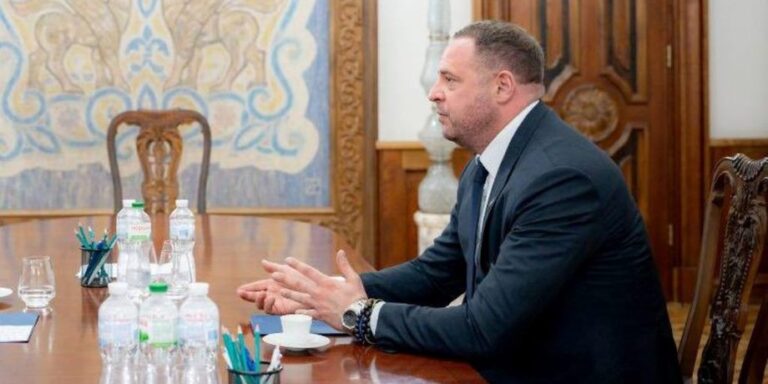 Єрмак пропонував Зеленському кадрові зміни: Федорова могли звільнити, — джерела 11 Єрмак пропонував Зеленському кадрові зміни: Федорова могли звільнити, — джерела 11