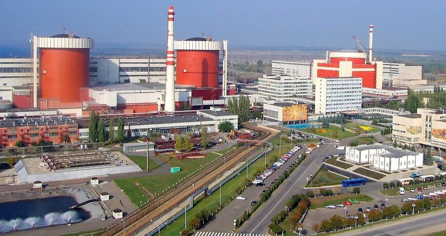 Південноукраїнська АЕС: 11 дронів пролетіли повз, але станція працює без збоїв