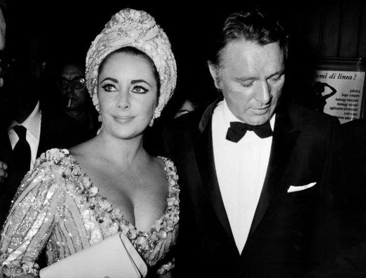 Як шарф став зіркою обкладинок Vogue: неочікуваний модний герой 10 Як шарф став зіркою обкладинок Vogue: неочікуваний модний герой4