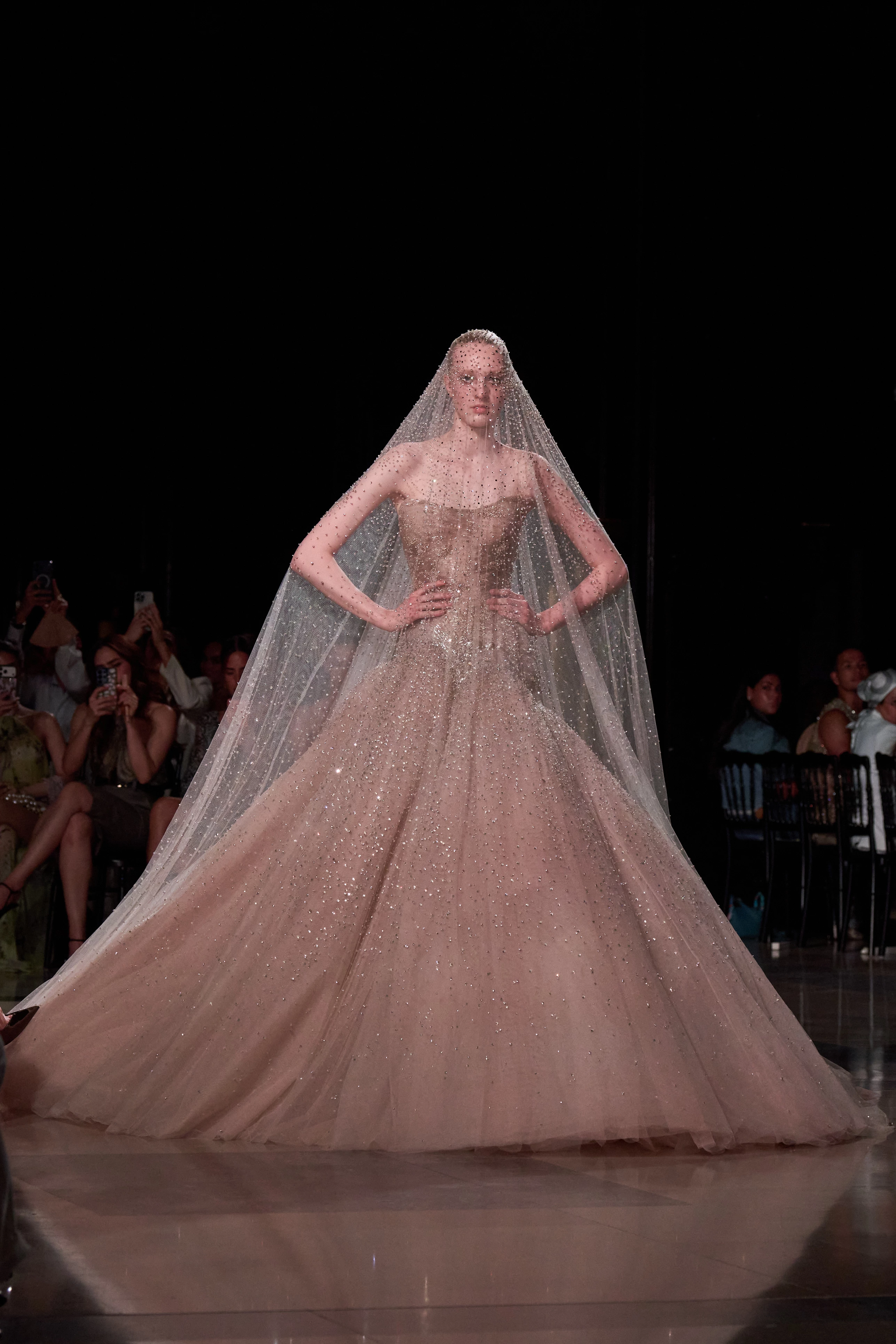 Elie Saab представляє кутюрну магію: колекція Осінь-Зима 2026/27 зачаровує 22 Elie Saab представляє кутюрну магію: колекція Осінь-Зима 2026/27 зачаровує11