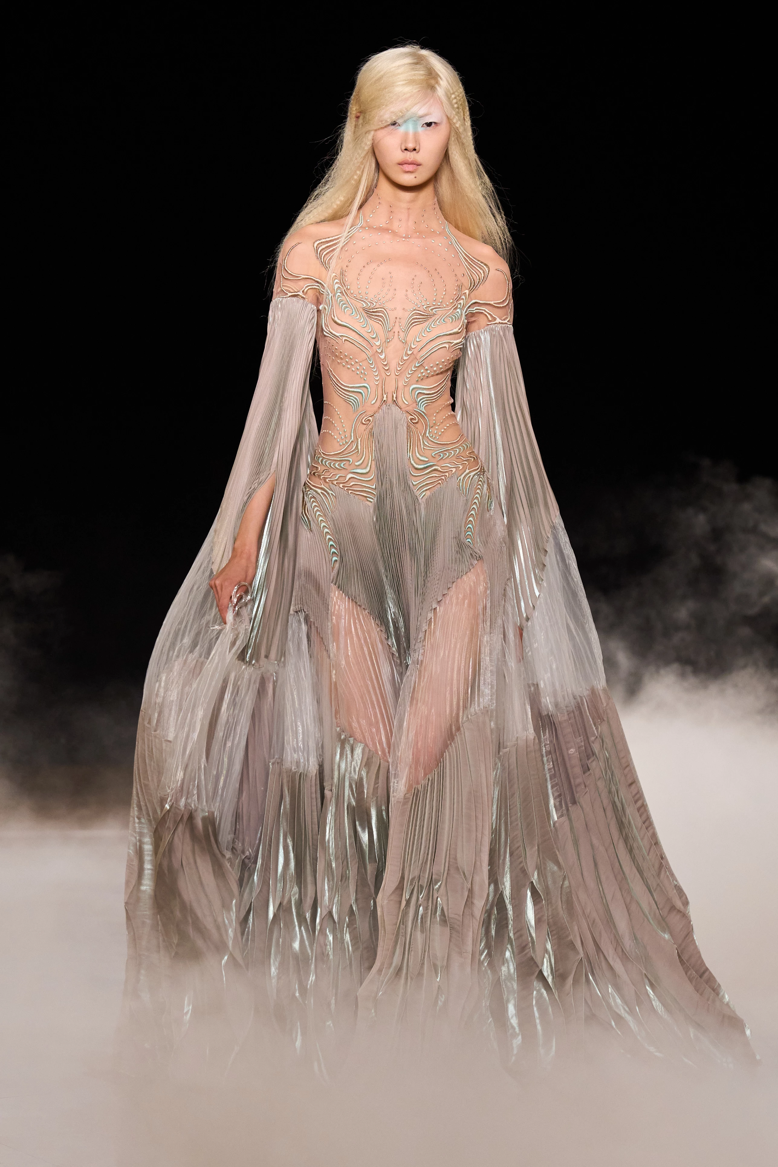 Iris Van Herpen зачаровує: відкриваємо ексклюзивну осінньо-зимову колекцію 2026/273