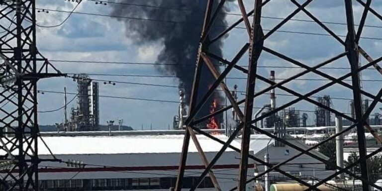 Удар українських дронів по НПЗ у Пермі: аналіз наслідків 18 Удар українських дронів по НПЗ у Пермі: аналіз наслідків 18