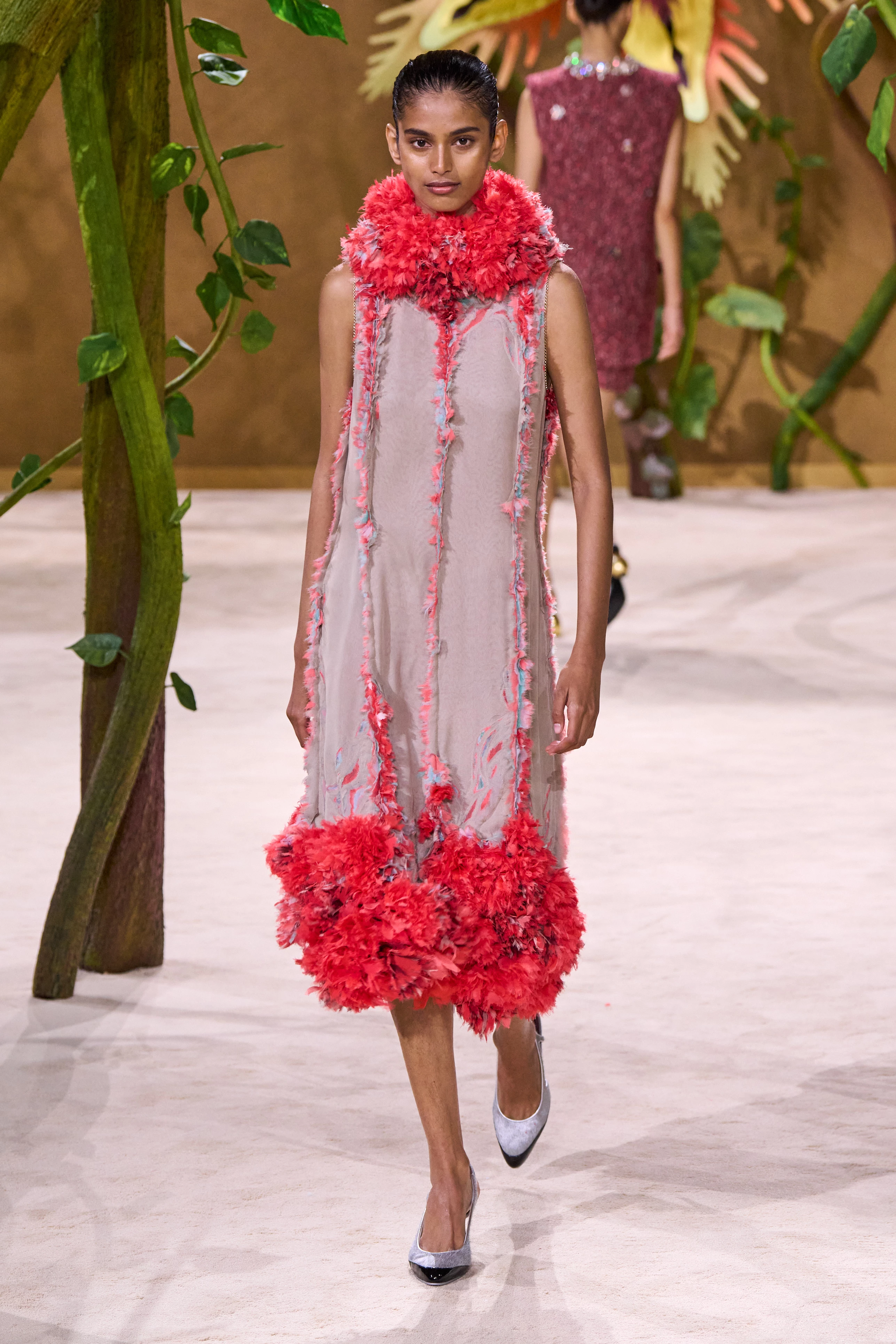 Chanel запрошує у казковий світ: ексклюзивна колекція Couture осінь-зима 2026/27 18 Chanel запрошує у казковий світ: ексклюзивна колекція Couture осінь-зима 2026/275
