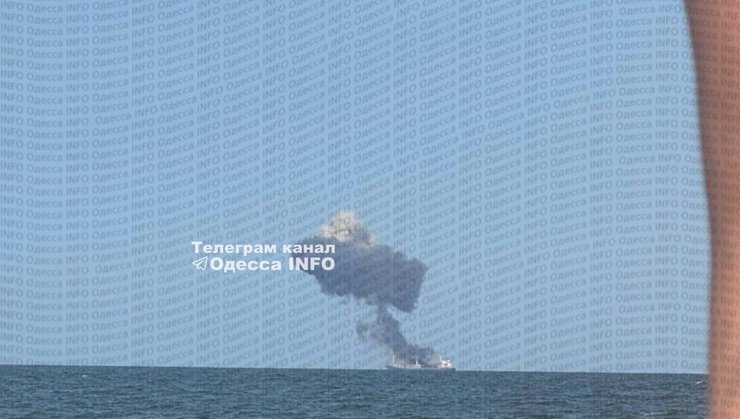 Ворог обстріляв Одещину: в Чорному морі спалахнули цивільні судна 7 Ворог обстріляв Одещину: в Чорному морі спалахнули цивільні судна 7