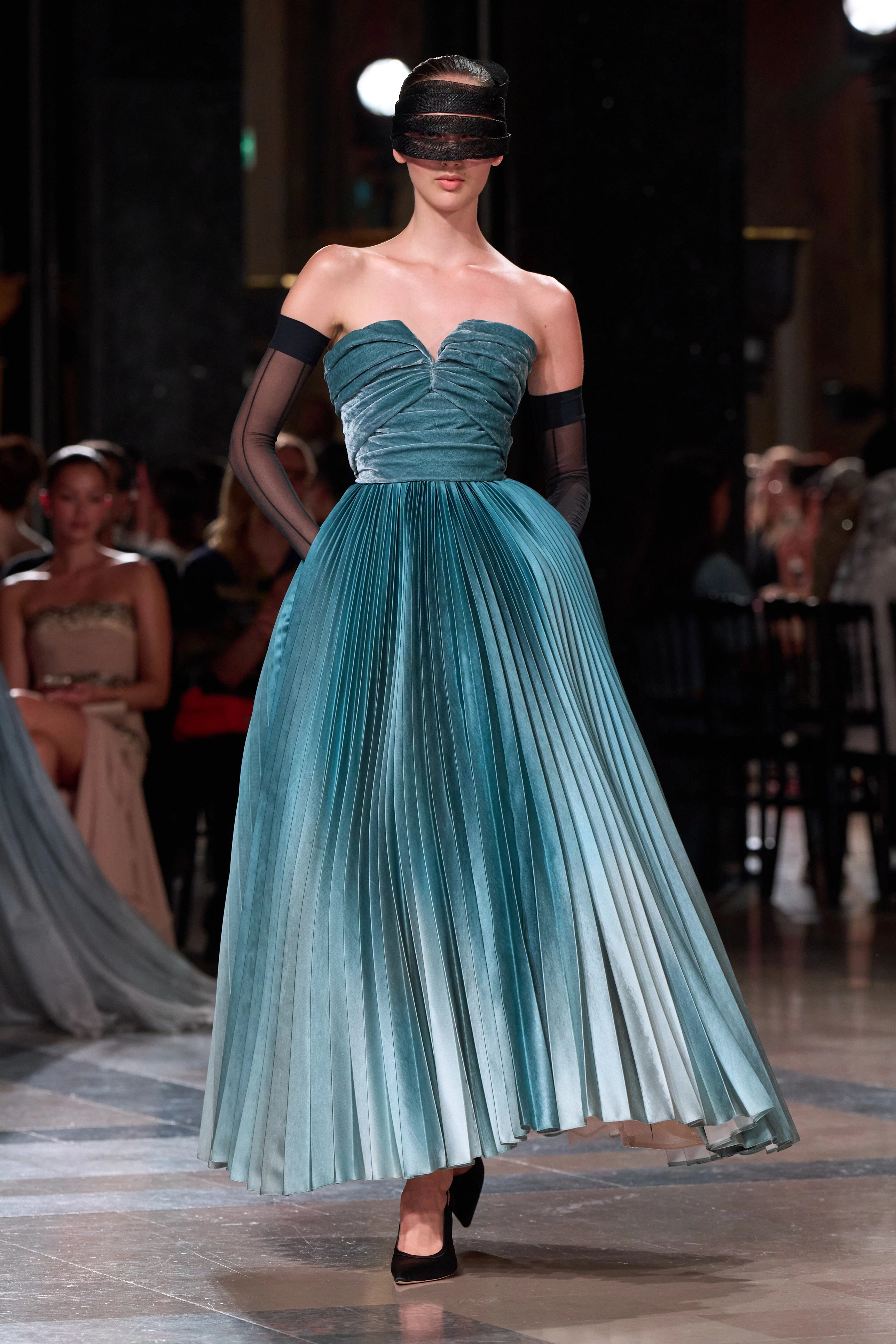 Elie Saab представляє кутюрну магію: колекція Осінь-Зима 2026/27 зачаровує 12 Elie Saab представляє кутюрну магію: колекція Осінь-Зима 2026/27 зачаровує1