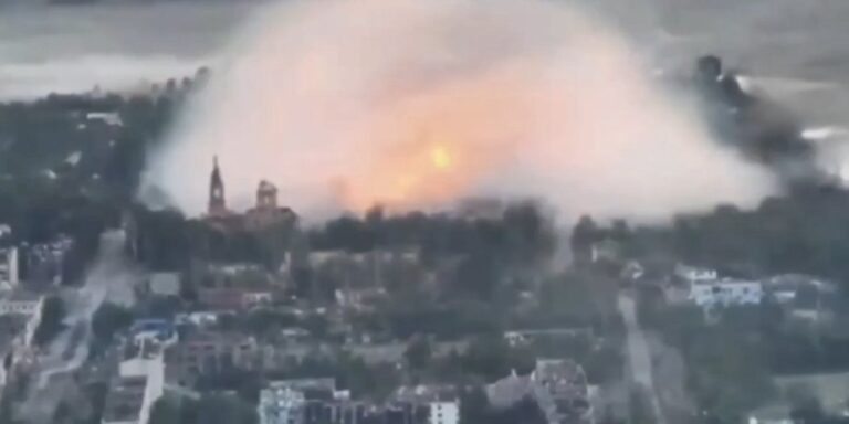 ФАБ-3000: Російська бомба розірвала Оріхів – дивіться відео наслідків 5 ФАБ-3000: Російська бомба розірвала Оріхів – дивіться відео наслідків 5