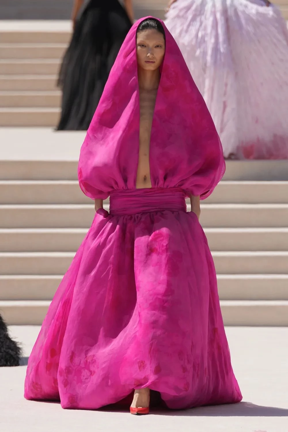 Піччолі запалив Balenciaga: перша кутюрна колекція вибухнула подіумом7