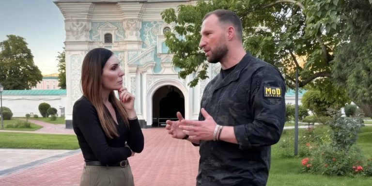 Євгеній Хмара назвав рік, коли прагне завершити війну заради майбутнього синів 3 Євгеній Хмара назвав рік, коли прагне завершити війну заради майбутнього синів 3