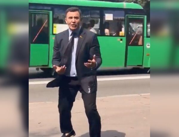 Головна 97 Нардепа Тищенка закидали помідорами: політик кинувся навздогін за нападником (відео)